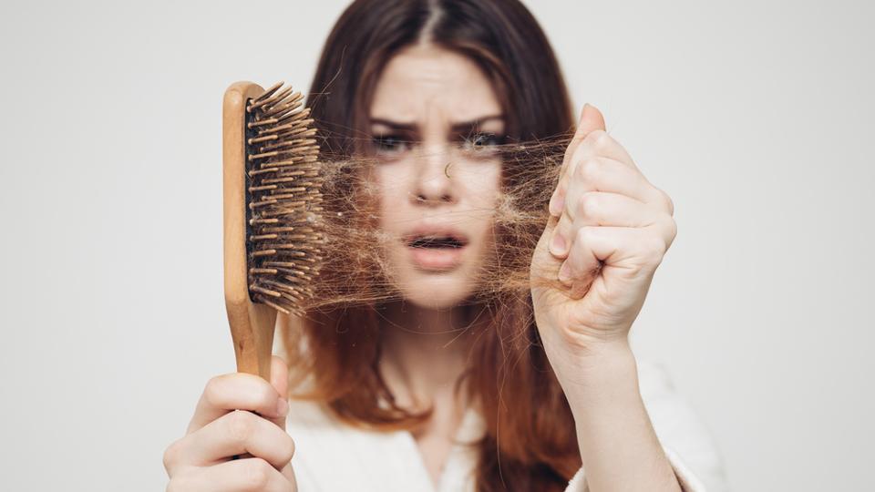 ۲۰ عامل ریزش مو و راهکار درمان آن