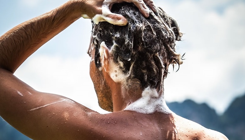 ۱۴ فایده شستن موها با نرم کننده