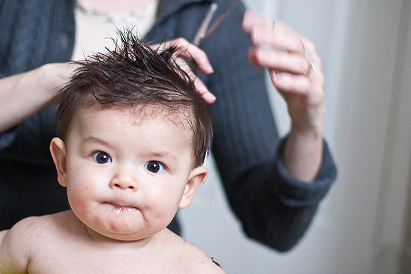 تیغ زدن موهای نوزاد کار درستی است؟