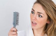 ۶ دلیل ریزش مو در خانمها + درمان